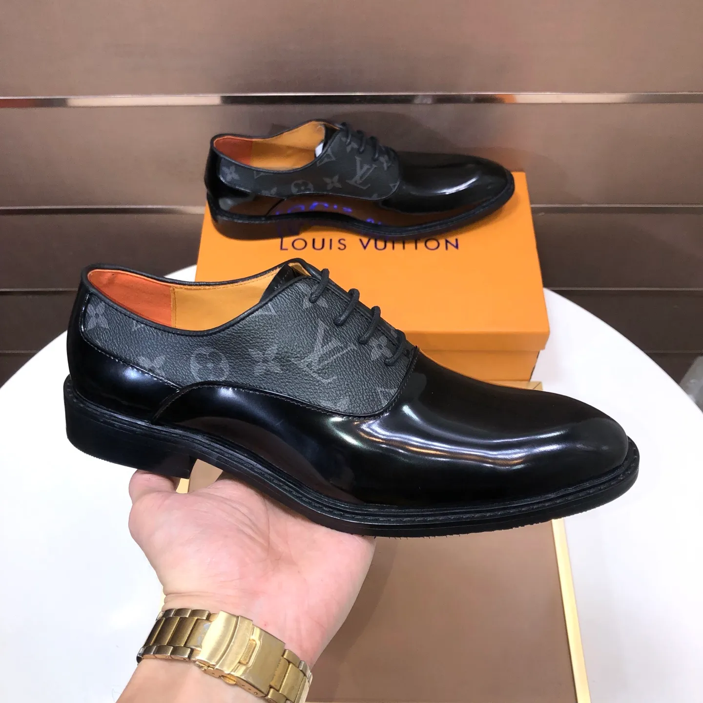 Men's men's shoes💰460💰【LV】(sheepskin lining) formal men's shoes! The high-end formal wear style is luxurious and elegant, with both practicality and style. We pay special attention to quality and details. The original version at the counter is 1:1 ultra-accurate replica👍🏻 The shoe last, leather, workmanship and comfort are not inferior! Material: imported cowhide upper, soft first layer of sheepskin! Code number: 38-45 (45 customized)